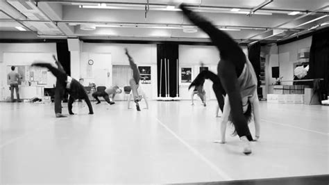 Contemporary Dance Class Floor Work Basics - Part 1 - muktibox.com