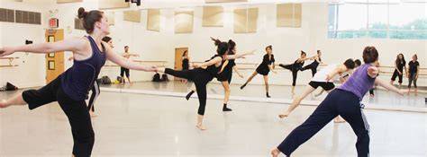 Contemporary dance workshop.. Contemporary dance class - muktibox.com