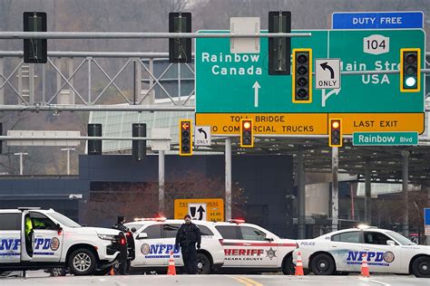 CP NewsAlert: Border closed after vehicle explosion on bridge near Niagara Falls
