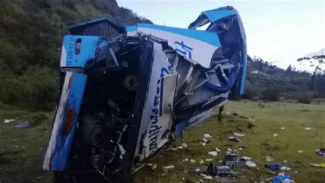 Caída de autobús por precipicio deja 5 fallecidos y 13 heridos en Ecuador