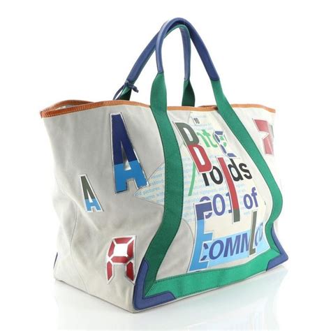 Cabas pach. 1.380 €. Découvrez la collection de cabas et sacs tote de luxe pour femme VERSACE, avec des emblèmes et imprimés iconiques de la Maison, disponibles en ligne. 