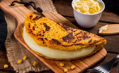Cachapas. Las cachapas de maíz tierno son un plato versátil y se pueden disfrutar en cualquier momento del día. Son ideales para el desayuno, el almuerzo o incluso como una opción de cena ligera. Su sabor dulce y su textura suave las convierten en una opción popular entre los venezolanos y los amantes de la cocina latinoamericana. 