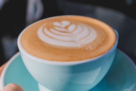Cafe au latte. As far as calories go, this ultimately depends on the kind of milk used for making these drinks. Let’s say you’re using 2% milk. An 8-ounce cup of cafe au lait will have 50 calories, while a latte will have … 