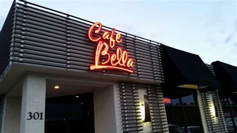 Cafe bella restaurant. Velkommen til Cafe-Bella. Cafe Bella er et sted for både det yngre og det ældre publikum. Vores koncept er kvalitetsmad til rimelige priser. Vi er kendt for vores populære pizzaer og plankebøffer. Cafe Bella er det gamle … 