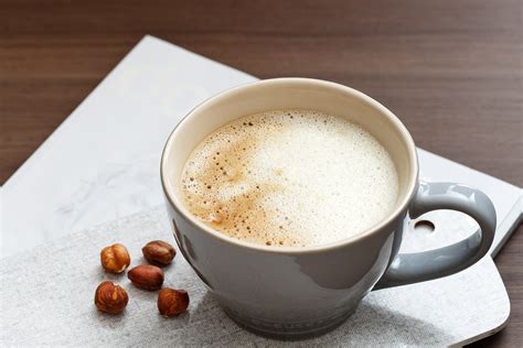 Cafe crema. Crema呢，就是我们平常所说的奶油啦。. 但Cream，其实是有两个意思的。. 第一个意思是意大利一个地名；而第二个意思，则就是特指咖啡的油脂了。. 咖啡豆里面含有很多的水溶性成分，. 这就是咖啡的味道和香气的来源。. 而它本身就是有油脂的，. 这也是咖啡 ... 