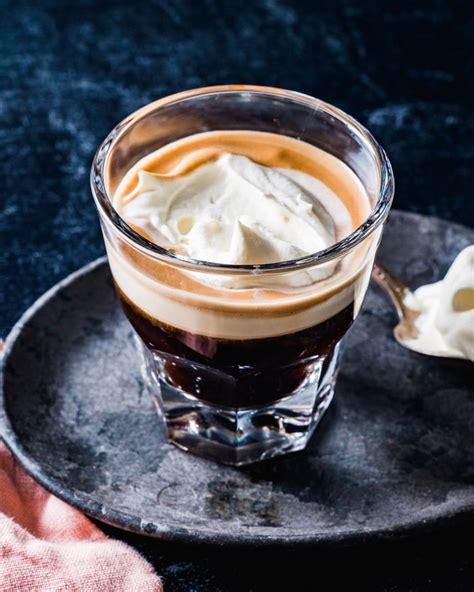 Cafe panna. Dissolve the gelatine powder in hot water (50C), according to the instructions on the sachet. Stir or whisk until completely smooth, with no crystals of the gelatine visible. Add double cream, milk, vanilla extract and sugar into a saucepan. Add the espresso. 