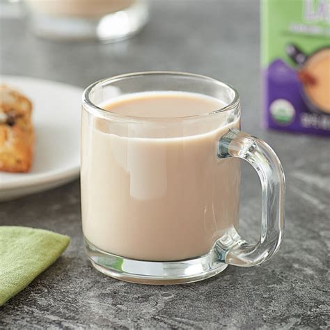 Caffeine in chai tea latte. While black tea contains caffeine, the exact amount can vary depending on the variety of tea and the specific processing methods used. On average, an 8-ounce cup of chai tea made with black tea contains around 40-60 milligrams of caffeine, which is roughly half the amount of caffeine found in a cup of coffee. 