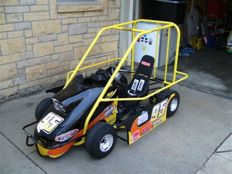 The Kandi 200GKA-2 is available in blue, yellow, red, and black. The overall design of this go-kart is simple, yet highly functional. It’s designed to look like a dune buggy, with the top roll cage adding a lot to the aesthetic. From the front, the kart looks like a combination of durable and rugged..