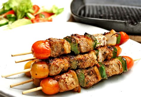 Cairo kebab. De raízes advindas do Oriente Médio, o Kebab é originalmente feito com pequenos pedaços de carne assados ou grelhados, que podem ou não acompanhar vegetais, em espetos. Apesar das diversas formas de comer e preparar Kebabs, o Aref decidiu ir pela opção mais contemporânea: o Doner Kebab, o famoso Rolo de Kebab. … 