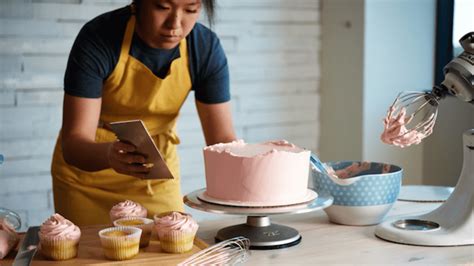 Cake decorating classes near me. Cake Decorator - Training Certificate: Take classes one evening a week for six weeks to earn this certificate that prepares you for all aspects of cake decorating for personal or professional artistry. Learn the secrets that experts use to create beautiful flowers using techniques like royal icing plus piping. Professional cake decorators start with earnings … 