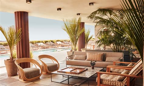 Calabra santa monica. Santa Monica Proper Hotel Santa Monica Proper Hotel 267 serene rooms, many with terraces, boast views of the surrounding landscape. Each is furnished with mid-century European inspired pieces, from curvaceous settees and wings chairs to … 
