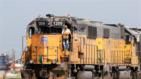 California to vote on ambitious locomotive emission rule