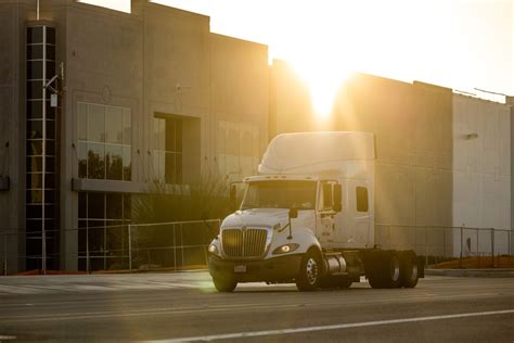 California truck drivers ask Gov. Newsom to sign job-saving bill as self-driving big rigs are tested