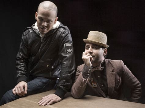 Resumen El grupo musical Calle 13 goza de éxito a nivel mundial y ha usado su influencia para profundizar temas de justicia social y política mediante su lírica y fusión de géneros musicales. Este artículo establece el con-texto socioeconómico del que nace la voz de Calle 13, particularmen-te su poesía.. 