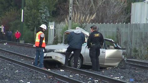 Caltrain strikes vehicle at Burlingame crossing, 1 hospitalized