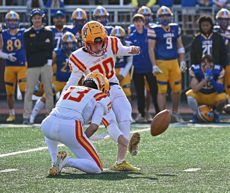 Calvert Hall and Loyola Blakefield football meet in 103rd Turkey Bowl looking for redemption