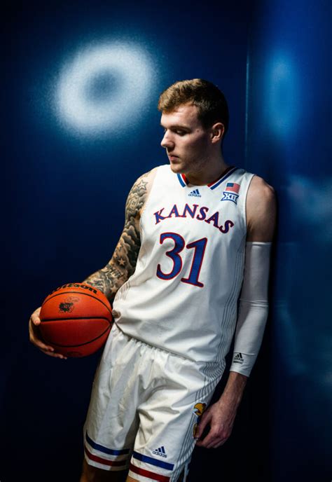 April 14, 2021 🏀 Cam Martin Signs to Play Men's Basketball at Kansas LAWRENCE, Kan. - Forward Cam Martin has signed a financial aid agreement to play basketball at Kansas, KU head coach Bill Self announced Wednesday. Martin will be a fifth-year senior at KU in 2021-22.