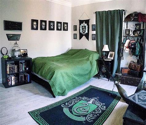 Cama de draco Slytherin room, Harry potter bedroom decor, House bed