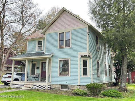 2 Story, Old Style home built in 1870, offers 1872 sq ft, 3