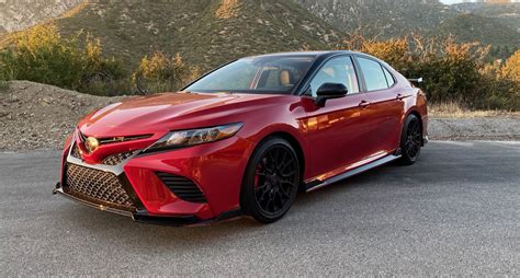 Camey trd. The Camry TRD dons a set of athletic footwear in the form of model-specific 19 x 8.5” alloy wheels that are half-an-inch wider and 3.1 pounds lighter than the 19” units on the XSE. 