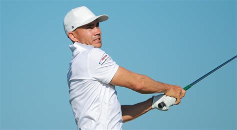 Camilo Villegas finishes strong to take 36-hole lead in Mexico