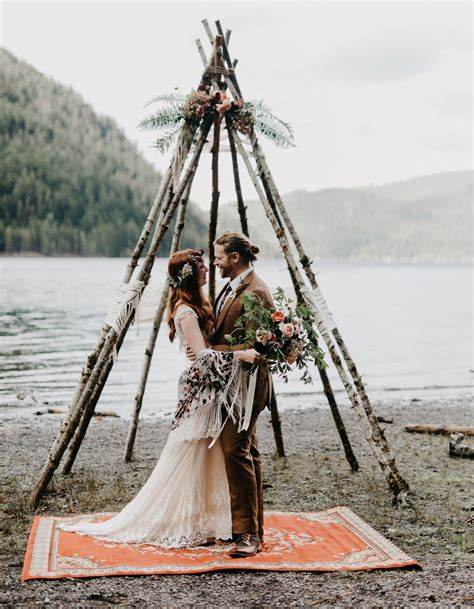 Camp wedding. If you love the outdoors, amazing mountain views, and nostalgic camp vibes, this vegan camp-style Mountain Lakes Park wedding is for you! 