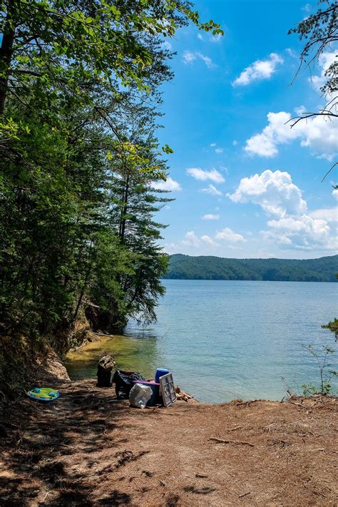 Camping on lake jocassee. Devils Fork State Park campground is along the shore of Lake Jocassee and has 60 campsites with 30-amp hookups. There are also 25 walk-in tent campsites and 20 cabins available. The campsites can accommodate tents, trailers and RVs. Group camping is also available. Each campsite has a table, fire ring and grate. 