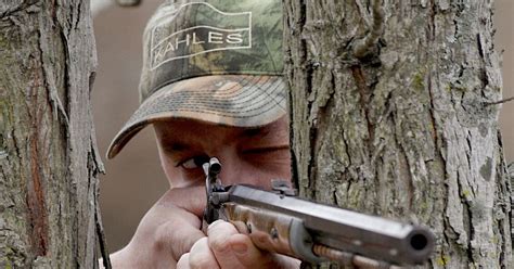 Can a felon hunt with a muzzleloader in pa. While you must have a permit to own a firearm, you do not need to have a permit to purchase or own a muzzleloader. Since federal law allows felons to own so-called antique firearms, state or local law may still classify such weapons as firearms, which are banned for felons. It would be important to check with the specific State Attorney General ... 