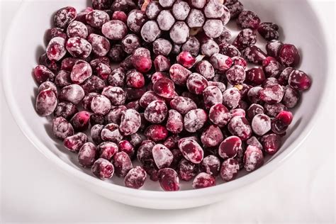 Can you freeze pomegranate seeds. Again, pomegranate seeds should be refrigerated in an airtight container. Be sure to use a glass or ceramic container because the seeds easily absorb harmful chemicals from plastic containers. For long-term storage, pomegranate seeds can be sealed in a freezer-safe container and frozen. Recipes to Try While Pomegranates Are in Season 