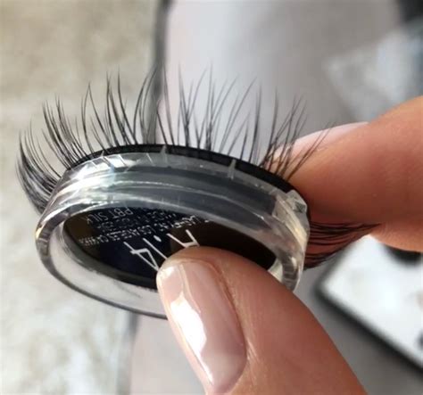 Start at your lash line and gently comb up the bottom of your lashes. Hold the Lashicurl at the tip and base for three to five seconds as you comb. Repeat two to three times as needed. Loosening the Curl Like curling the Gossamer, you can do this with the Gossamer in the Cartridge or already applied.. 