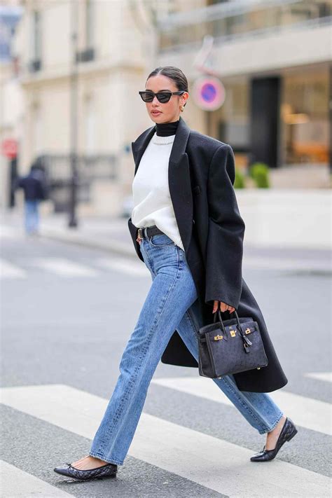 Can you wear jeans for business casual. People in France are usually found in business casual dress. The French generally do not wear t-shirts, distressed and ripped jeans or leisure clothes in public. People in France t... 