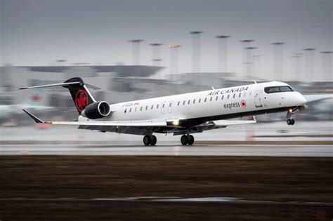 Canadair regional jet 900. The Bombardier CRJ 900 is more powerful, and faster than its immediate competition. This is thanks to its two General Electric CF34-8C5 turbofan engines that ... 