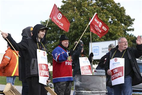 Canadian auto workers, GM reach tentative contract agreement less than 24 hours after strike began