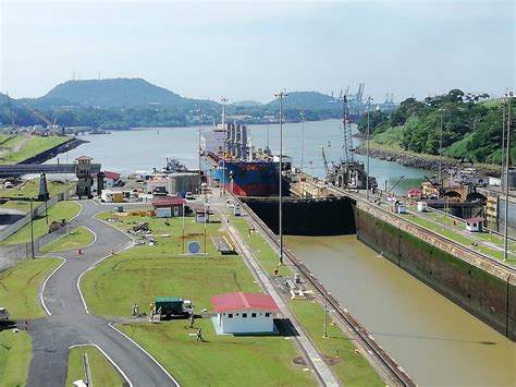 Construção, estrutura e curiosidades. O Canal do Panamá é uma travessia chave do comércio marítimo internacional, localizado na divisa entre os oceanos Pacífico e Atlântico. 12 de novembro de 2020 Kariny Bianca Atualizado em 12 de novembro de 2020. Inaugurado em 1914, o Canal do Panamá é um caminho artificial no mar com 82 km de .... 