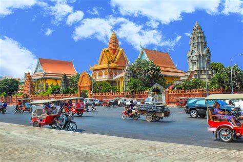 Canbodia. 公式の英語表記は「 Kingdom of Cambodia 」である。略称は「 Cambodia 」（カンボーディア）と読ばれる。日本語では「カンボジア王国」、「カンボジア」と称する、漢字による表記は「柬埔寨」。 傍らで「クメール」という言葉も使われる。 