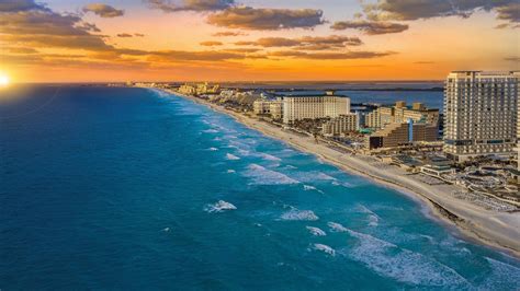 Cancun in june. June is the most humid month, with an average relative humidity of 78%. Rainfall In June, the rain falls for 18.9 days. Throughout June, 113mm (4.45") of precipitation is accumulated. In Cancún, during the entire year, the rain falls for 224.7 days and collects up to 886mm (34.88") of precipitation. Sea temperature 