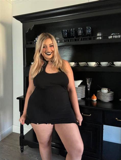 3.1k. Posted Thursday at 05:42 PM. Sexy sexy sexy - she looks as if she is cooking up a massive fattening breakfast eggs, bacon and probably has biscuits and gravy cooking as well. Sexy to see a gorgeous weight gaining …