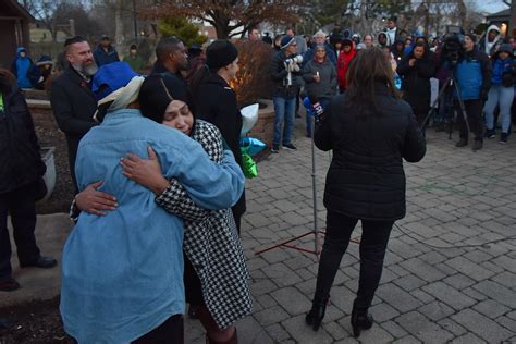 Candlelight vigil honors victims killed in Bolingbrook home invasion