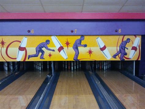 Candlepin Bowling – Bogey Lanes