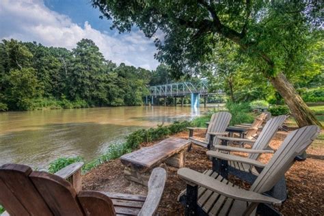 Canoe atlanta. Outdoor dining: large, covered patio. Experience: A big part of fine dining, especially at a restaurant as iconic as Canoe, is the atmosphere, as well as the service and attention to detail. But ... 
