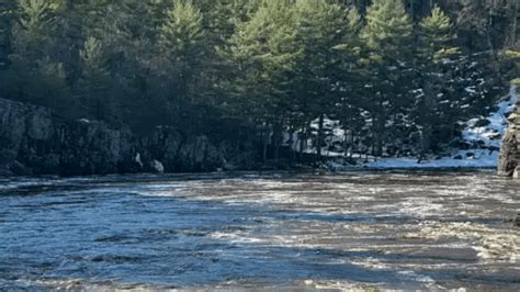 Canoers find body floating in St. Croix River on Wisconsin, Minnesota border