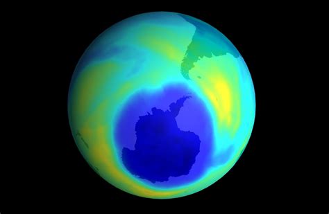 Capa de ozono. La capa de ozono funciona como un escudo que nos protege de la peligrosa radiación solar. Según Matt Rigby, profesor de química atmosférica de la Universidad de Bristol y autor principal del ... 