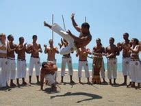 Capoeira wiki.  Bojovn&iacute;ci b&yacute;vaj&iacute; oblečen&iacute; do b&iacute;l&eacute;h...