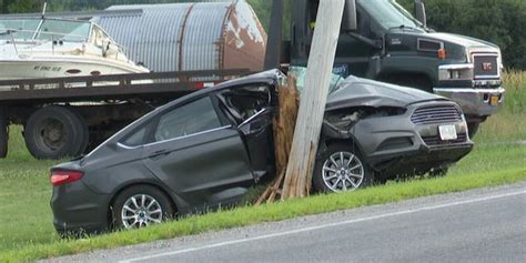Car crash into pole leaves 1 dead in north Austin