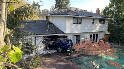 Car crashes into San Mateo home Friday morning