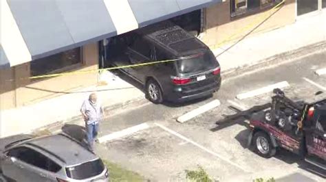 Car crashes into building in Lauderdale Lakes; no injuries reported