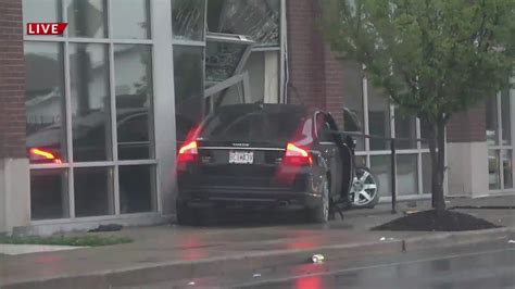 Car crashes into north St. Louis business