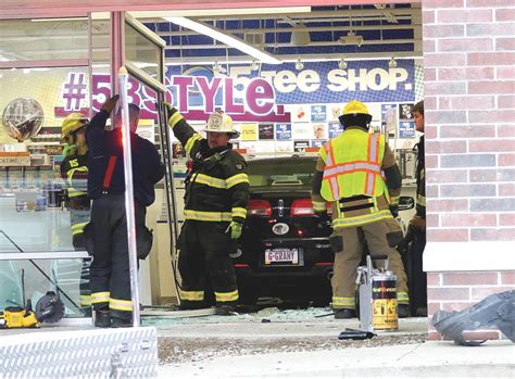 Car crashes into store in Salem