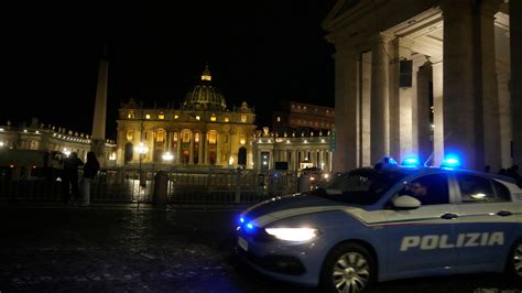 Car rushes Vatican gate, is fired on by gendarmes; driver apprehended after reaching courtyard