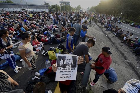 Caravan of 3,000 migrants blocks highway in southern Mexico